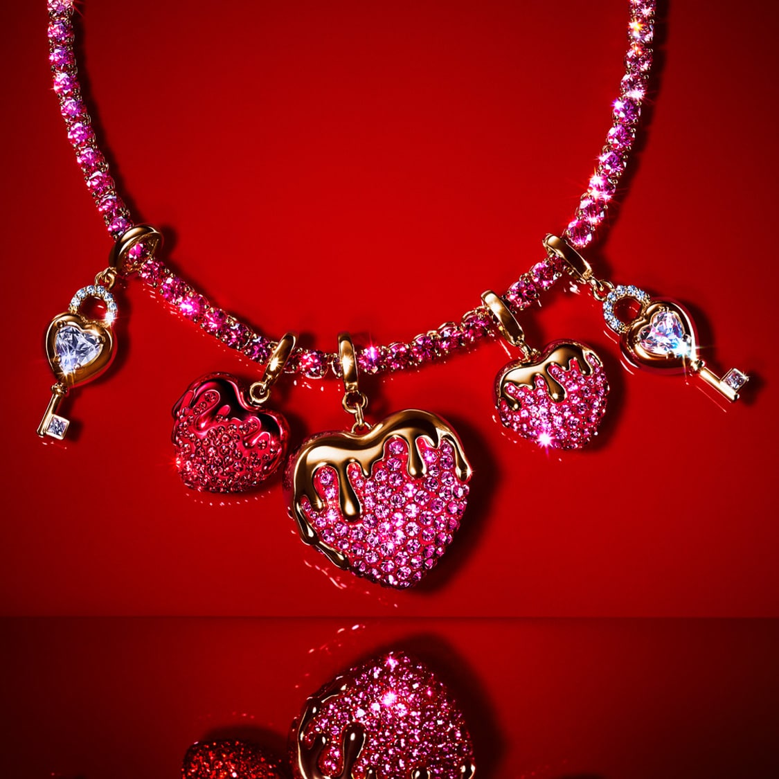 Náhrdelník Swarovski s několika připnutými přívěsky Swarovski