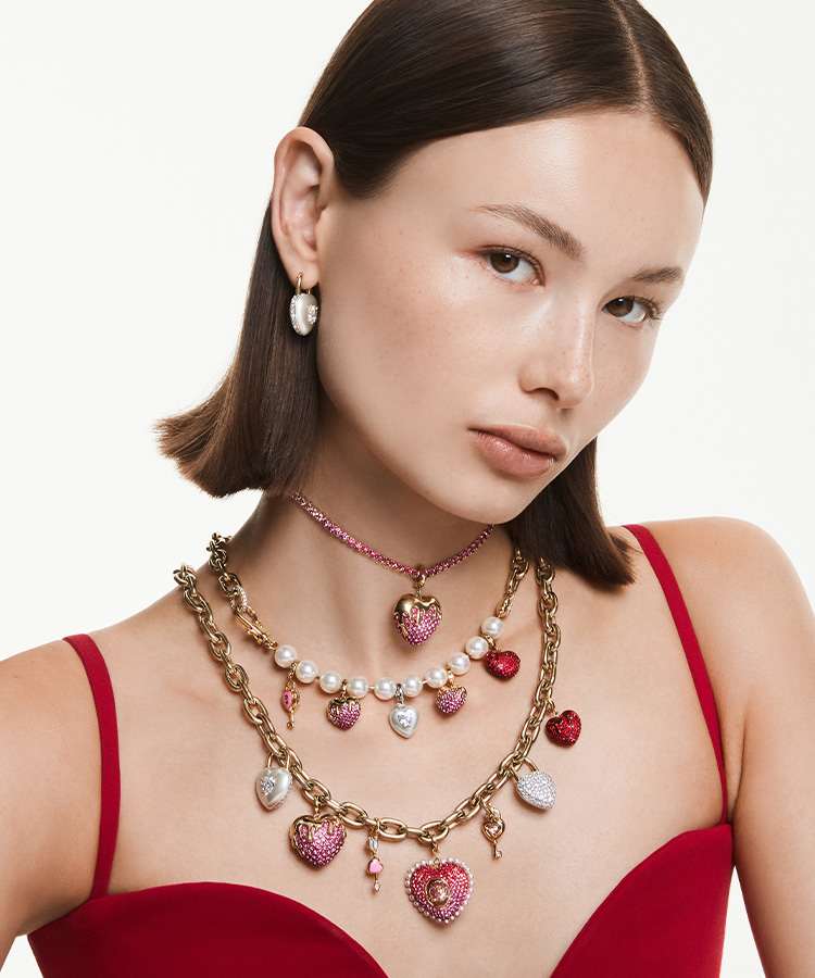 Modelka zdobená náhrdelníky Swarovski s připnutými přívěsky Swarovski