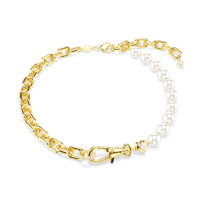 Modelka zdobená náhrdelníky Swarovski s připnutými přívěsky Swarovski