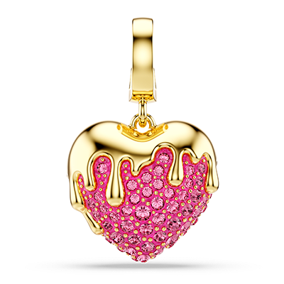 Prsty sahající po přívěsku Swarovski v podobě jahody