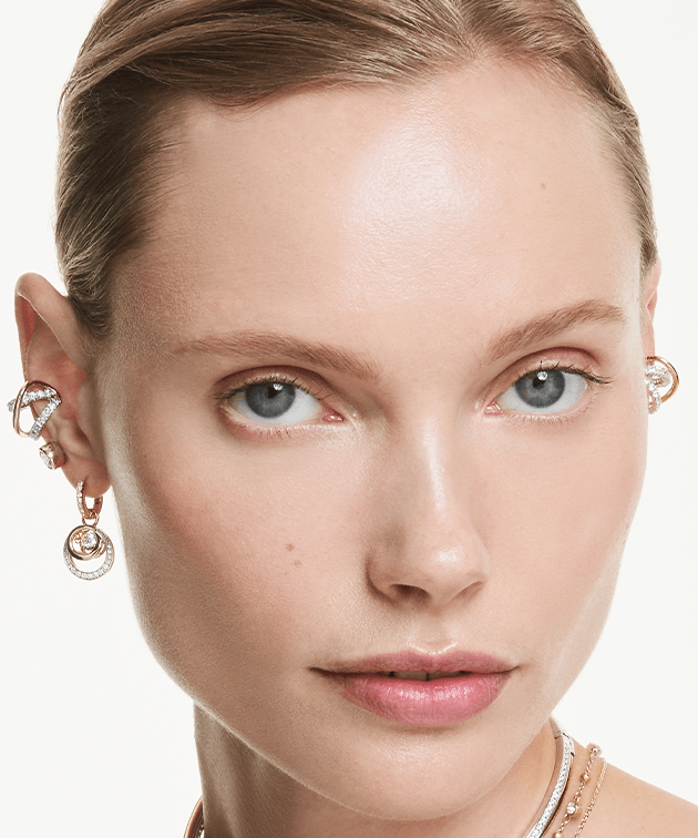 Modelka w walentynkowej biżuterii