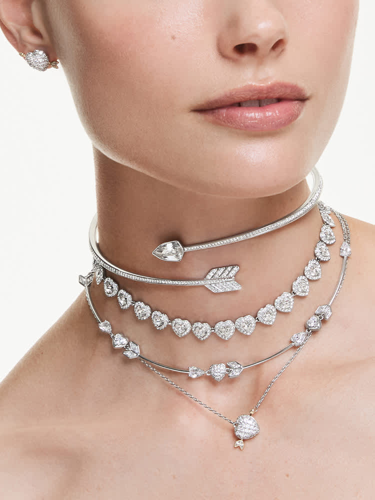 Modelka zdobená náhrdelníky