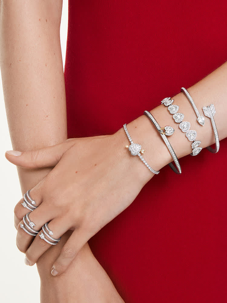 Modelka zdobená náramky