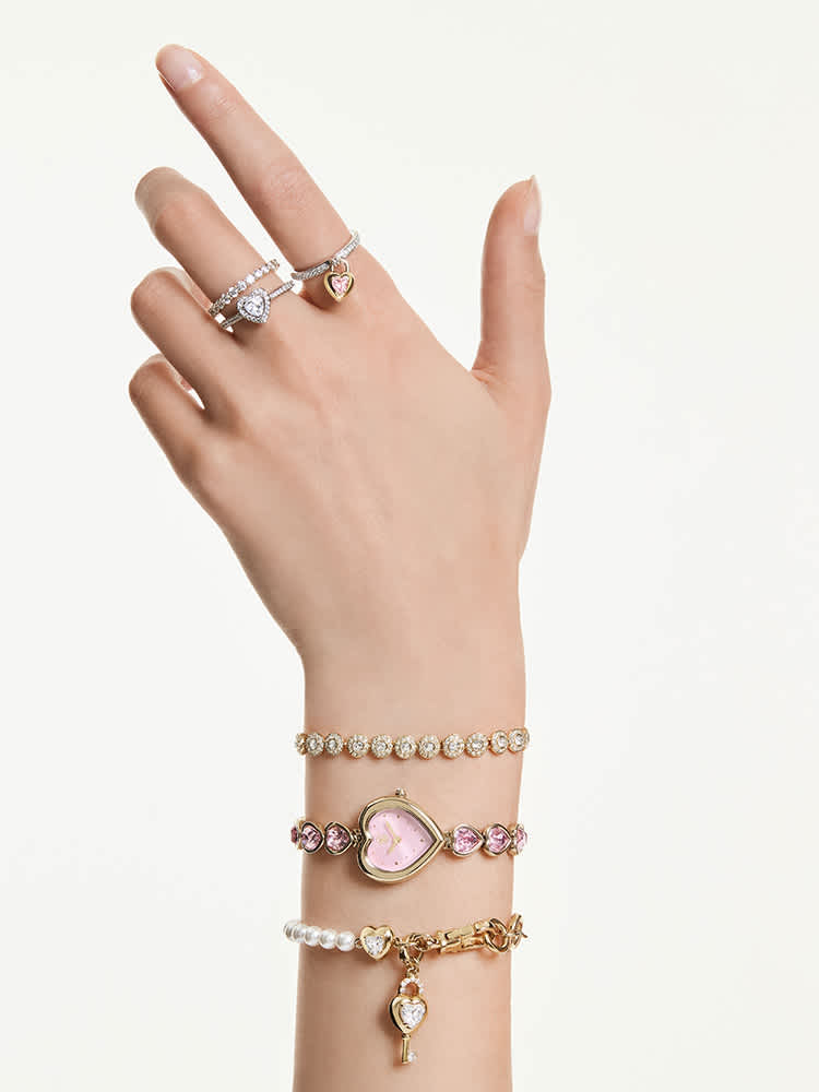 Modelka zdobená růžovými hodinkami ve tvaru srdce