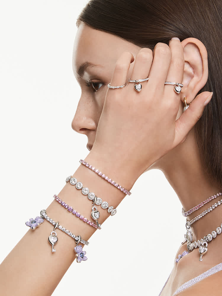 Modelka zdobená přívěskovými náramky