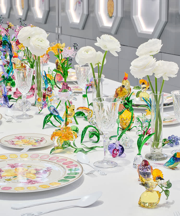 Nakrycie stołu z figurkami i zastawą stołową Swarovski x Rosenthal
