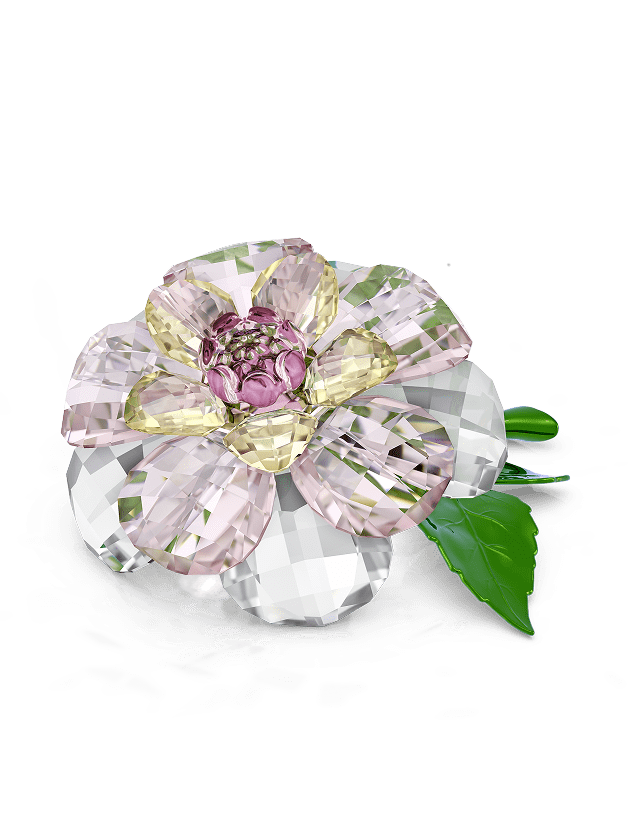 Květ z Křišťálu Swarovski se světle růžovými okvětními lístky, s růžovým středem a zelenými listy.