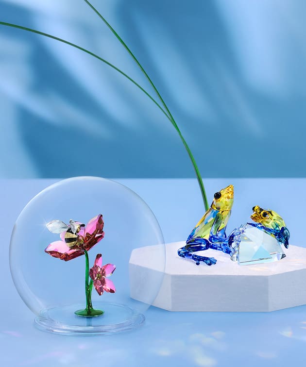 Idyllia Skleněná koule, včela a květiny a Idyllia Žába a mládě, vše od Swarovski
