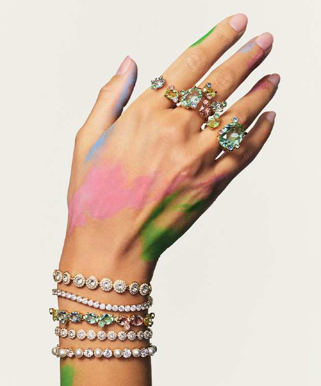 Ręka modelki w licznych bransoletkach Swarovski