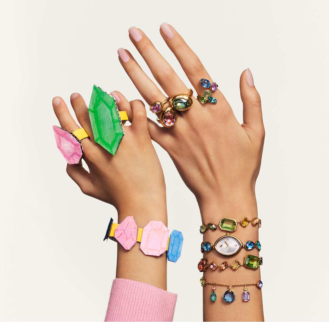 Ręce modelek w licznych bransoletkach Swarovski