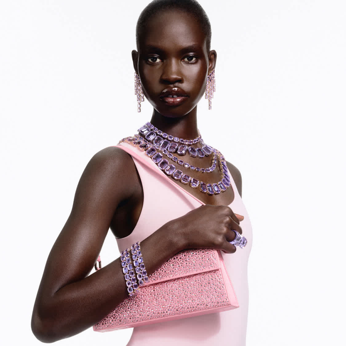 Modelka w biżuterii Swarovski trzymająca torebkę Swarovski Sublima