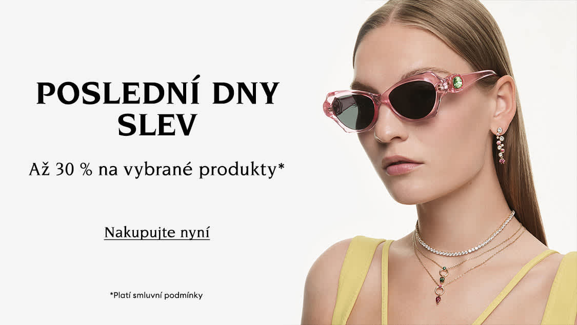Modelka ozdobená šperky Swarovski. Text: „POSLEDNÍ DNY SLEV Až 30 % na vybrané produkty* *Platí smluvní podmínky”. Tlačítko ke kliknutí s nápisem „Nakupujte nyní“
