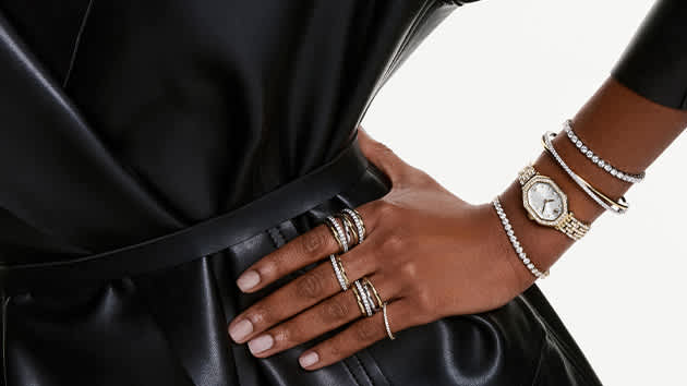 Modelka w biżuterii Swarovski w odcieniach srebra i złota