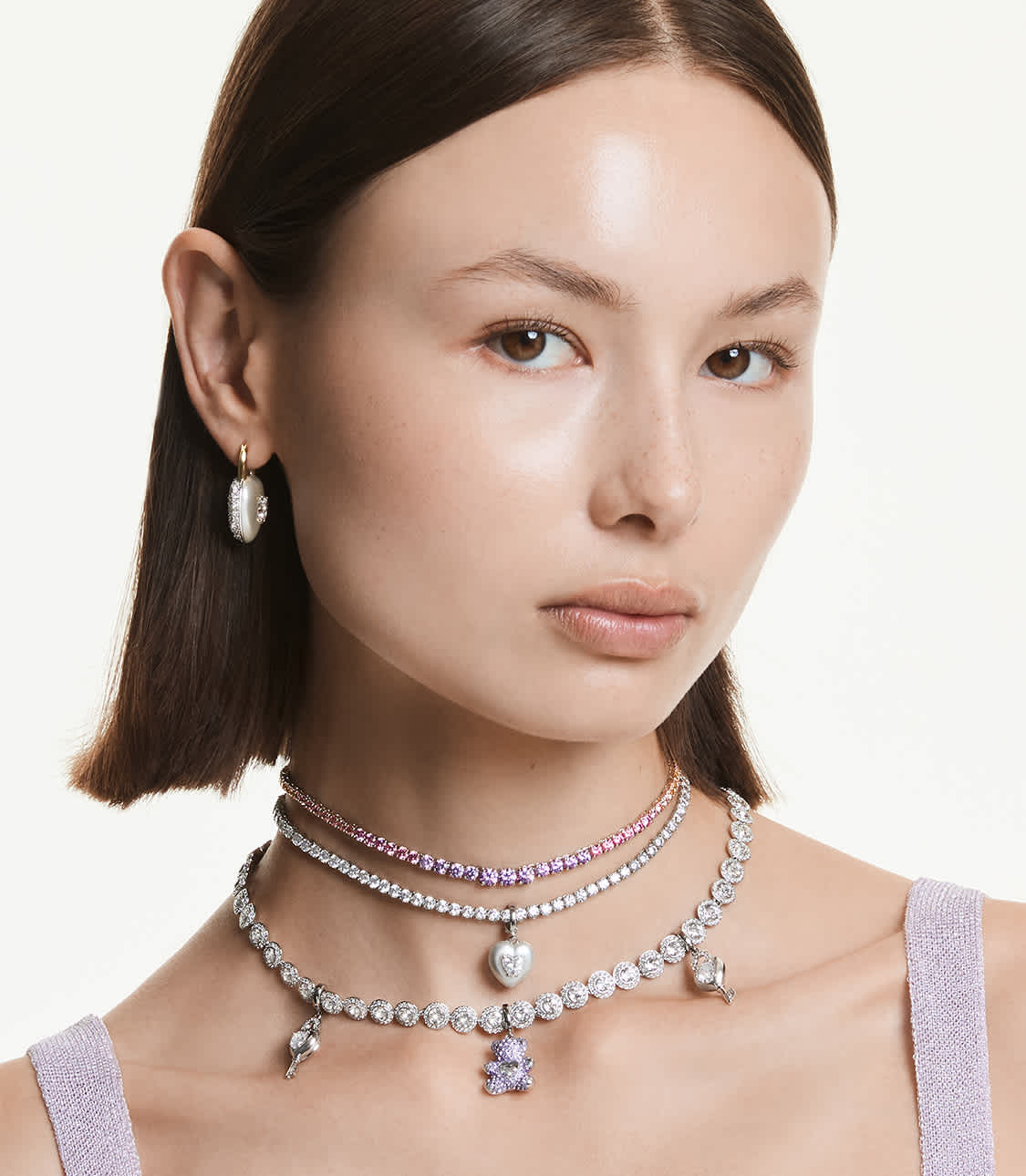 Modelka w naszyjnikach i przywieszkach Swarovski