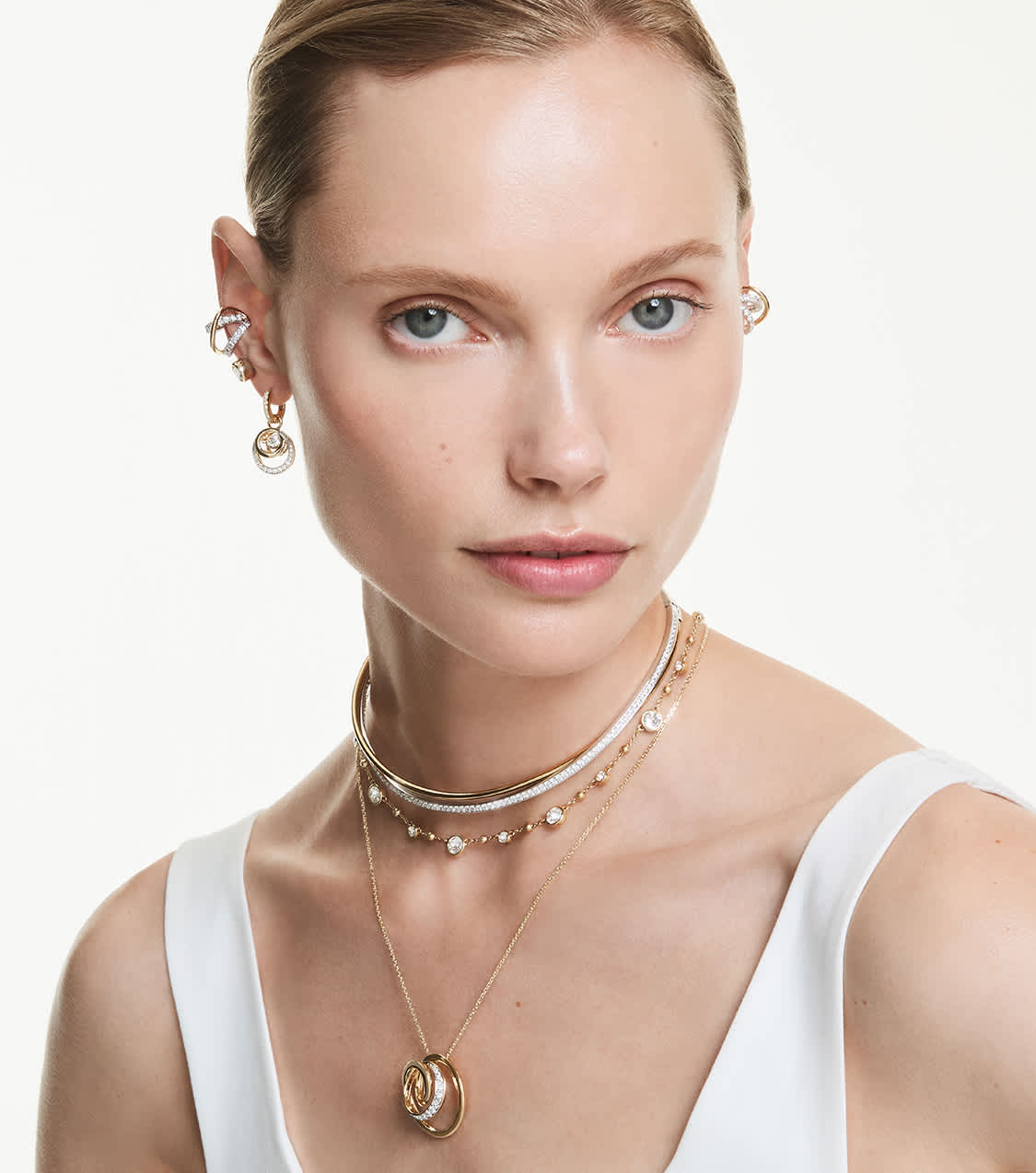 Modelka w naszyjnikach i kolczykach Swarovski