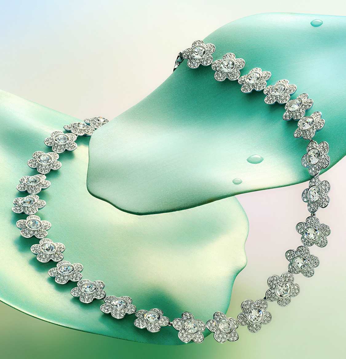 Náhrdelník Ariana Grande x Swarovski na zelených listech