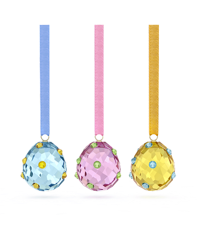 Trzy kolorowe ozdoby w kształcie jajka