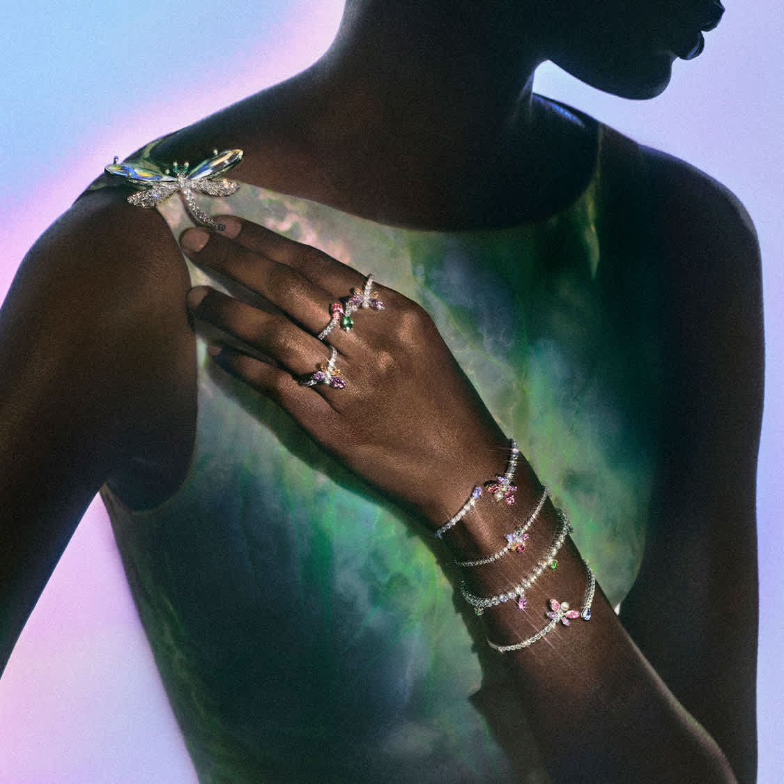 Modelka w bransoletkach i pierścionkach z kolekcji Ariana Grande x Swarovski Capsule