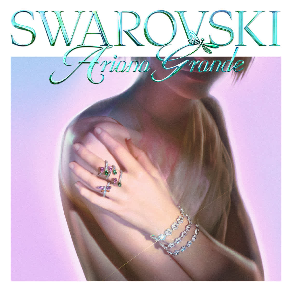 Modelka w bransoletkach i pierścionkach z kolekcji Ariana Grande x Swarovski Capsule
