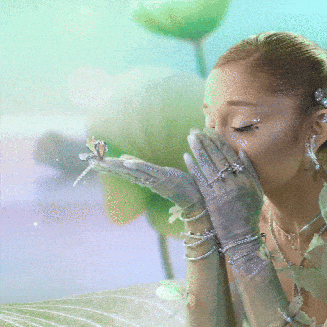 Krótki film prezentujący Arianę Grande w biżuterii z kolekcji Ariana Grande x Swarovski