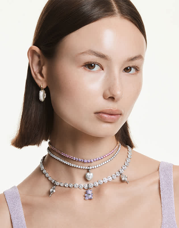 Modelka w naszyjnikach z przywieszkami
