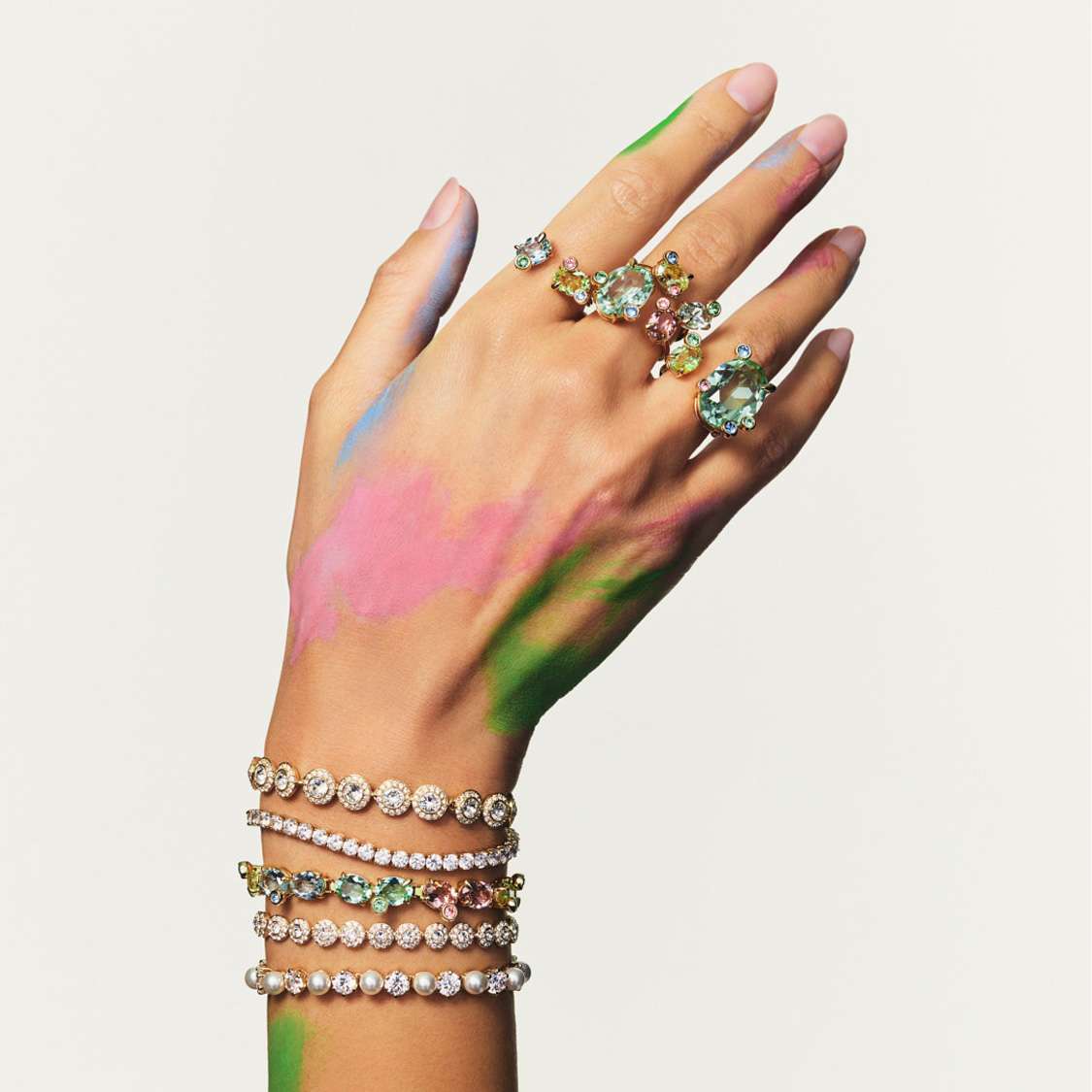 Modelka w bransoletkach Swarovski